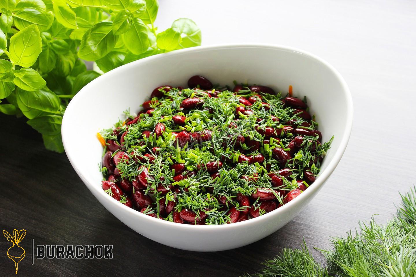 Салат з квасолею, корейською морквою та сухариками