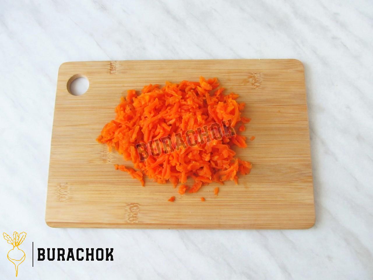 Салат з куркою, кукурудзою, морквою та яйцями шарами