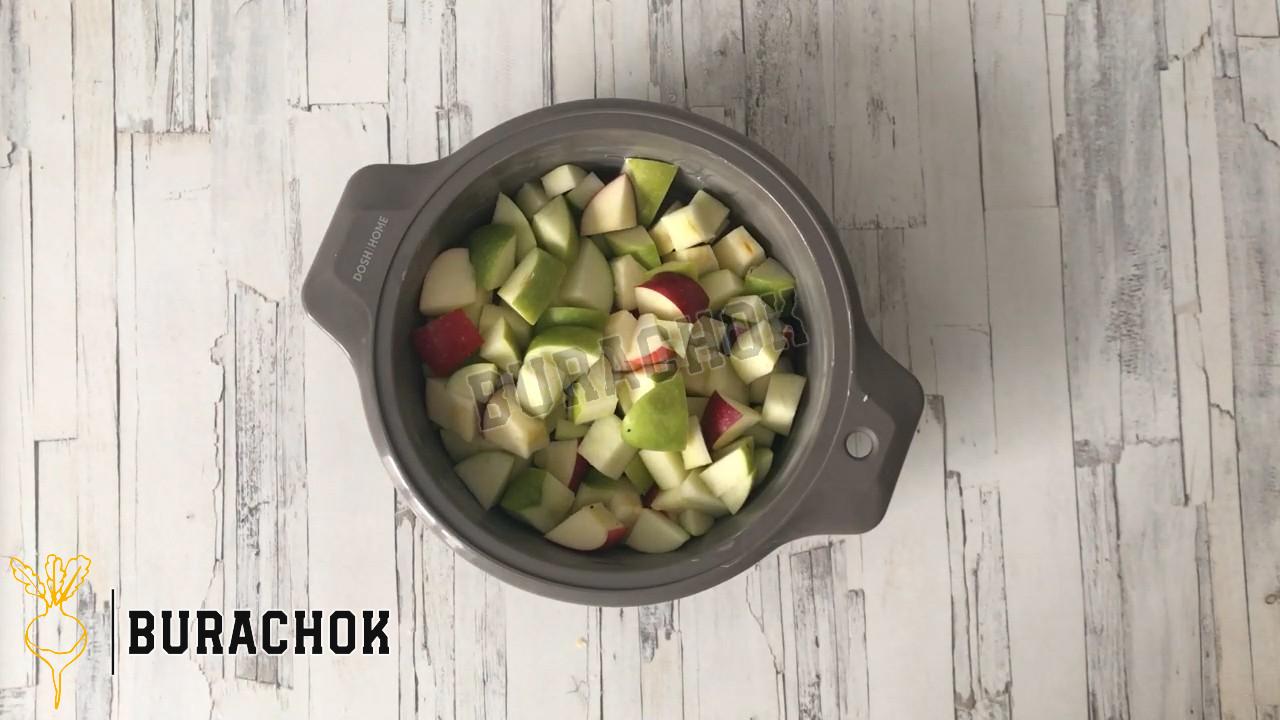 Класична шарлотка з яблуками в духовці пухка