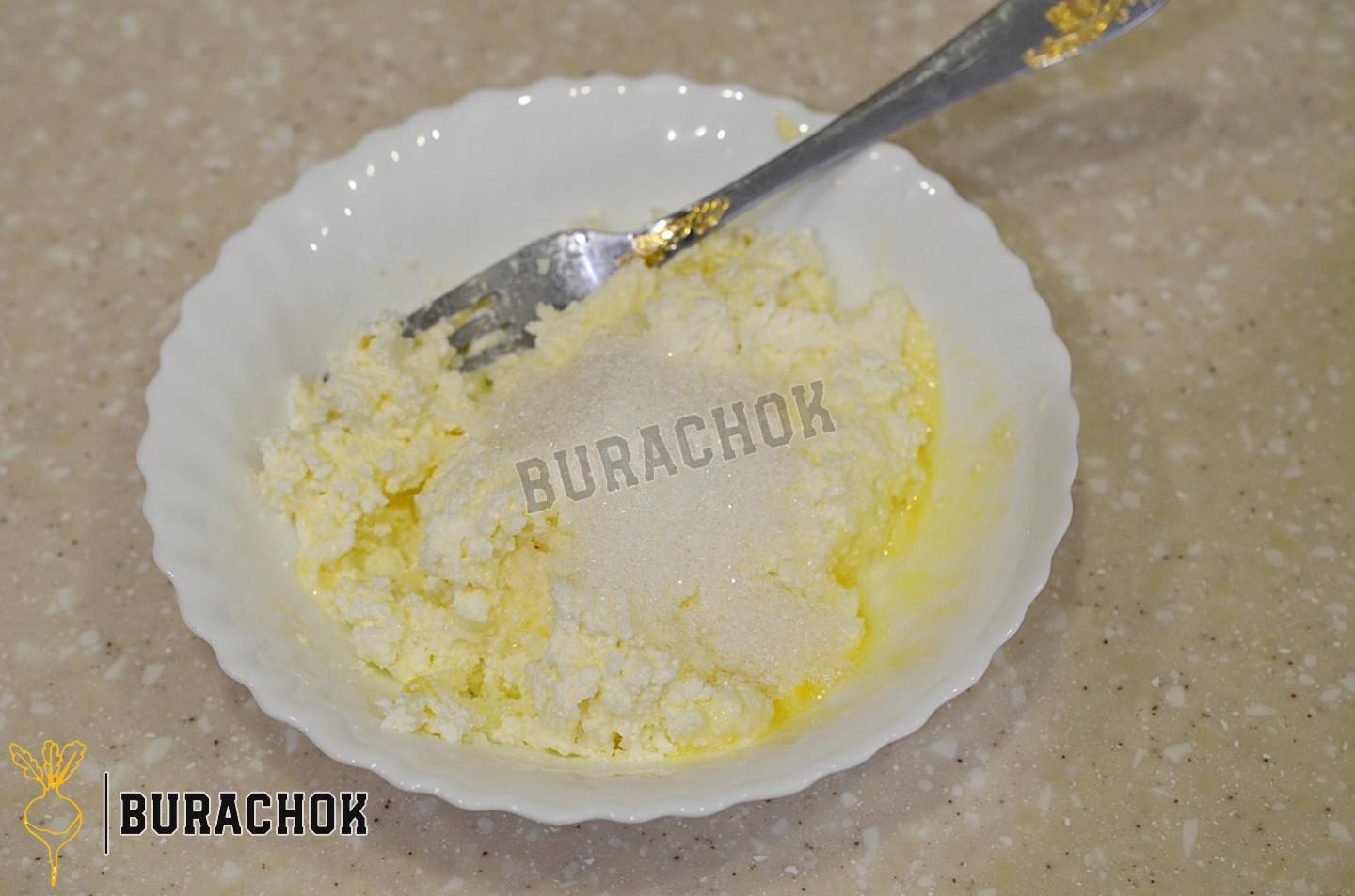 Пухкі сирники з манкою на сковороді