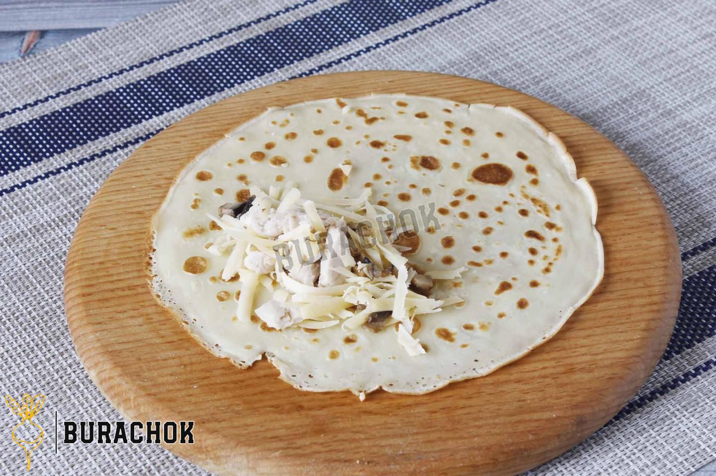 Млинці з куркою, грибами та сиром
