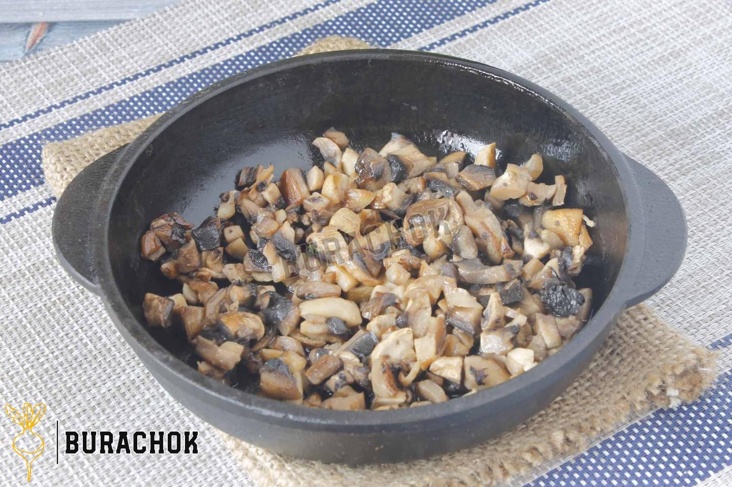 Млинці з куркою, грибами та сиром