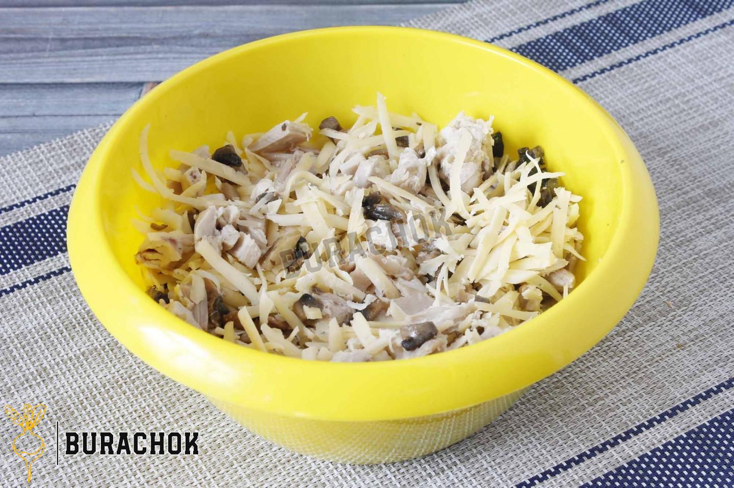 Млинці з куркою, грибами та сиром